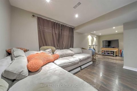 Photo 15 at 33 Heathview Avenue, Bayview Village, Toronto