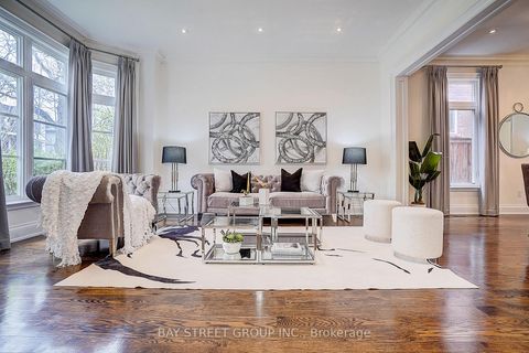 Photo 3 at 28 Carnwath Crescent, Windfields, Toronto