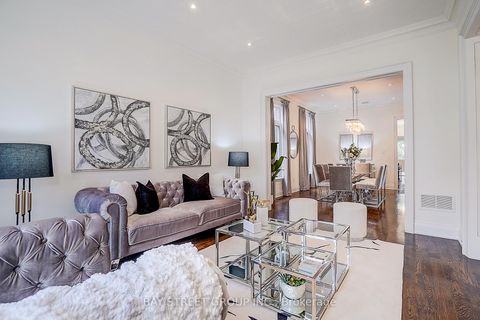Photo 4 at 28 Carnwath Crescent, Windfields, Toronto