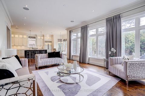 Photo 14 at 28 Carnwath Crescent, Windfields, Toronto