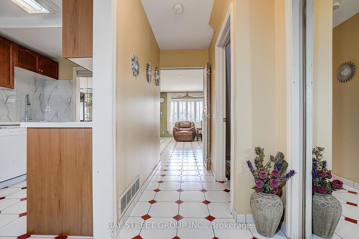 Photo 4 at 10 - 91 Rameau Drive, Hillcrest Village, Toronto