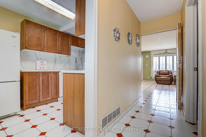Photo 5 at 10 - 91 Rameau Drive, Hillcrest Village, Toronto