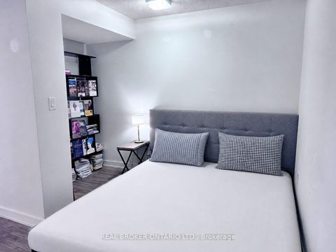 Photo 4 at 857 - 10 Capreol Court, Waterfront Communities C1, Toronto