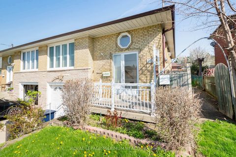 Photo 2 at 44 Fallingdale Crescent, York University Heights, Toronto