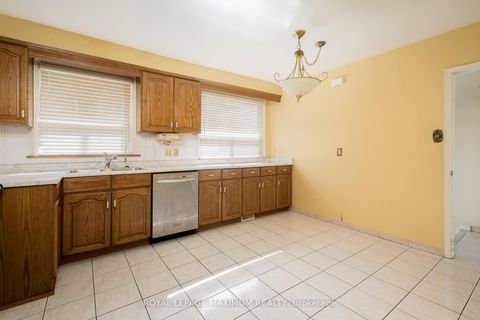 Photo 10 at 44 Fallingdale Crescent, York University Heights, Toronto