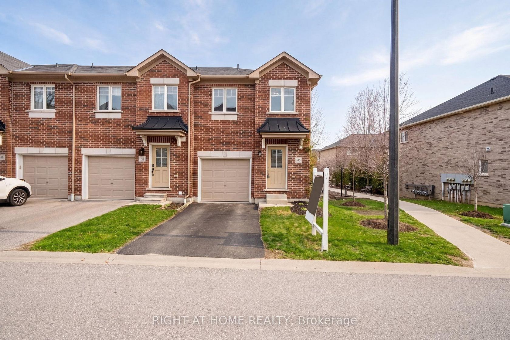 40 Markham Trail, Bowmanville, Clarington photo number 2