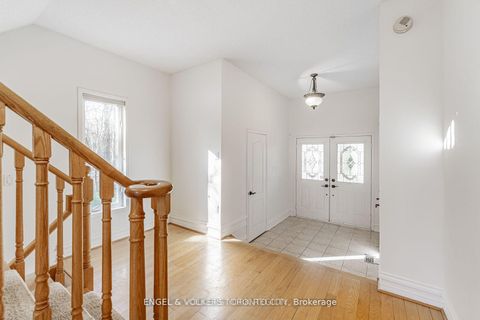 Photo 1 at 130 Old Colony Road, Oak Ridges Lake Wilcox, Richmond Hill