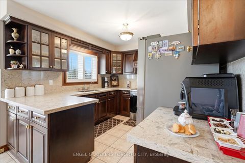 Photo 24 at 90 Gardner Place, Maple, Vaughan