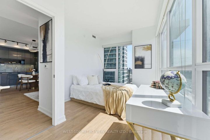 Photo 11 at 2010 - 115 Mcmahon Drive, Bayview Village, Toronto