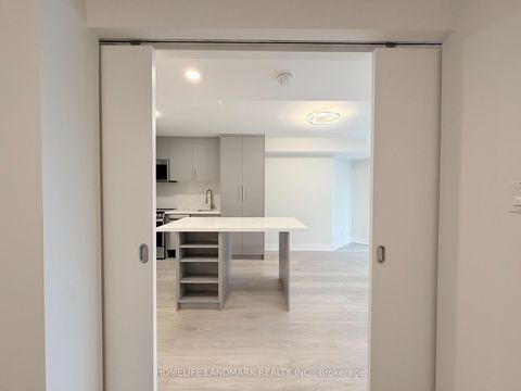 Photo 12 at 727 - 230 Queens Quay W, Waterfront Communities C1, Toronto