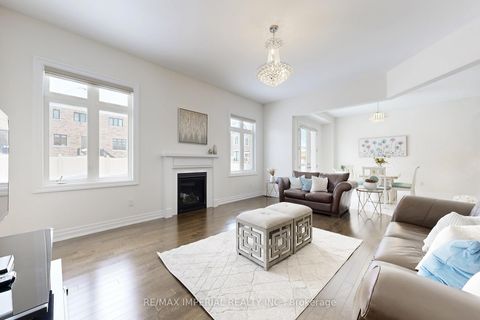 Photo 10 at 211 Touch Gold Crescent, Bayview Southeast, Aurora