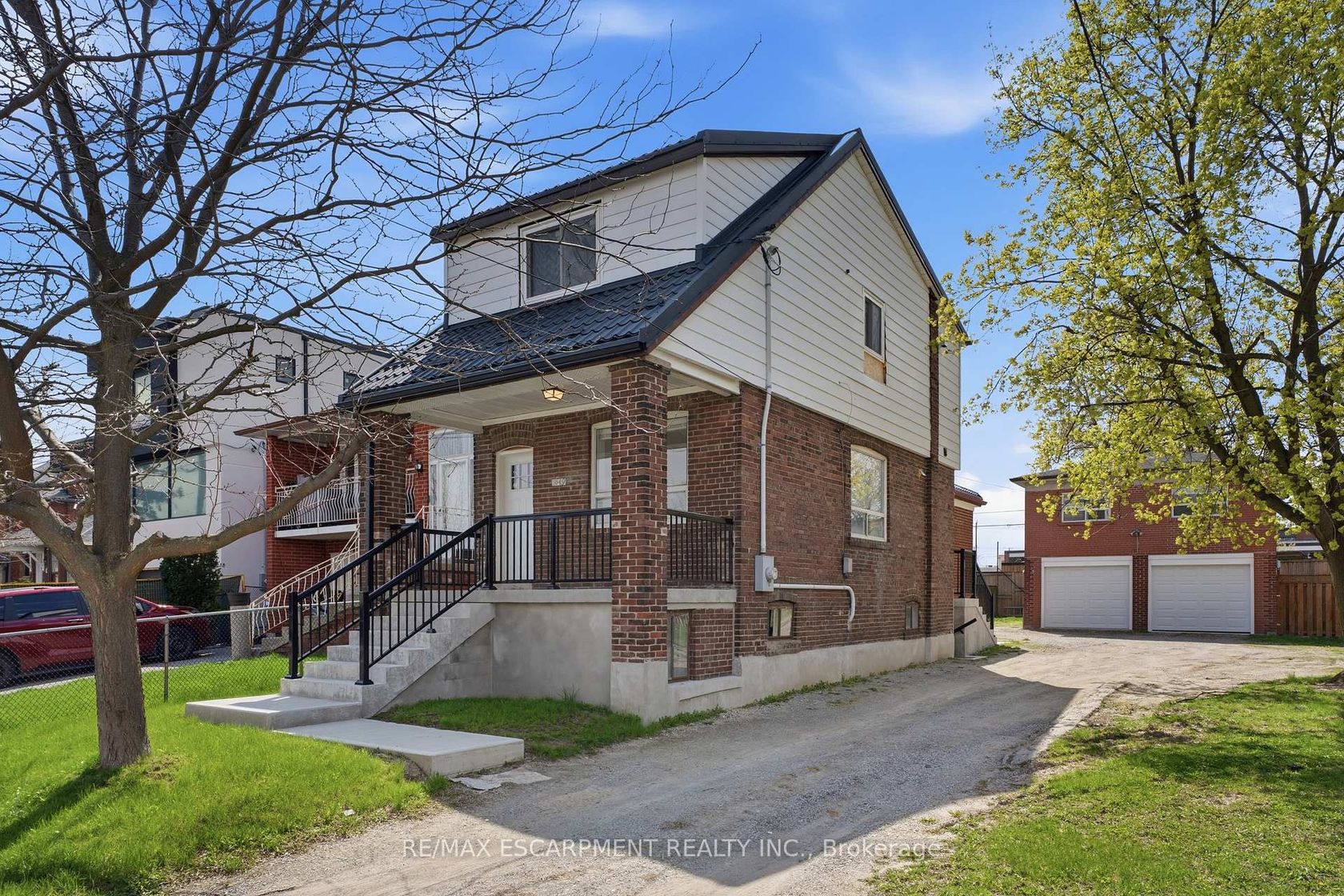 1049 Glencairn Avenue, Glen Park, Toronto photo number 2