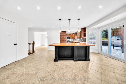 Photo 10 at 29 Petch Crescent, Aurora Highlands, Aurora