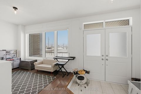 Photo 3 at 43 Holyrood Crescent, Kleinburg, Vaughan