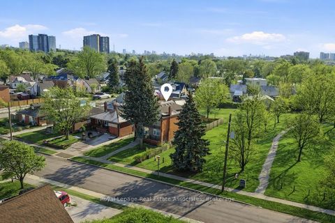 Photo 2 at 117 Harding Avenue, Amesbury, Toronto
