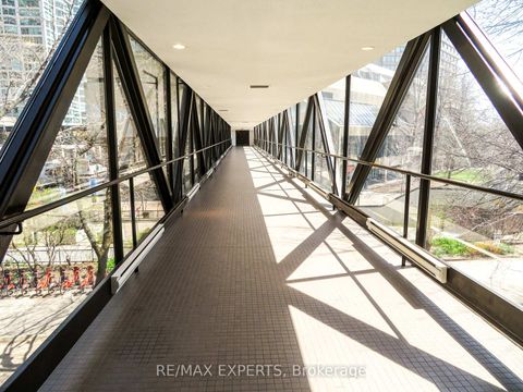 Photo 25 at 2233 - 33 Harbour Square, Waterfront Communities C1, Toronto