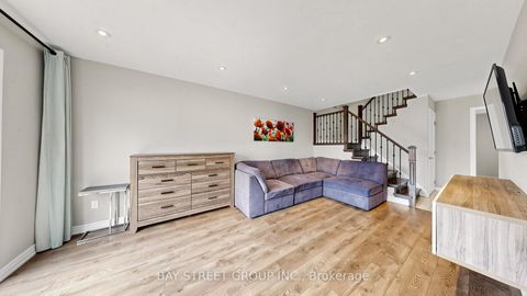 Photo 7 at 57 Longmeadow Crescent, Milliken Mills West, Markham