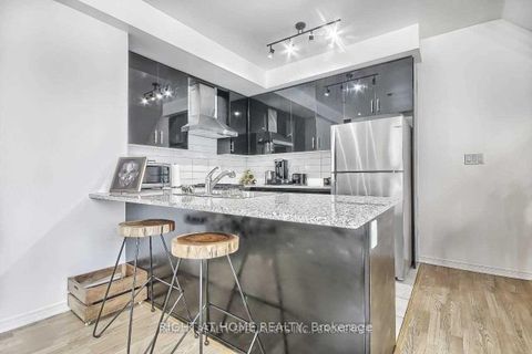 Photo 10 at 49 - 26 Applewood Lane, Etobicoke West Mall, Toronto