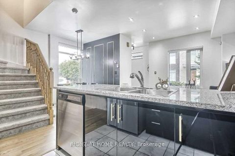 Photo 13 at 49 - 26 Applewood Lane, Etobicoke West Mall, Toronto