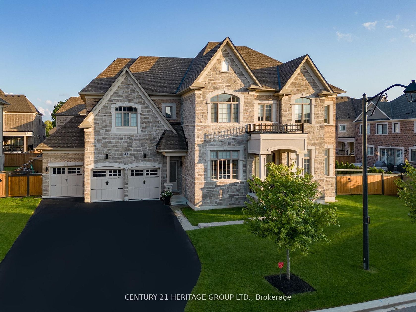 43 Sir Henry Court, King City, King photo 4