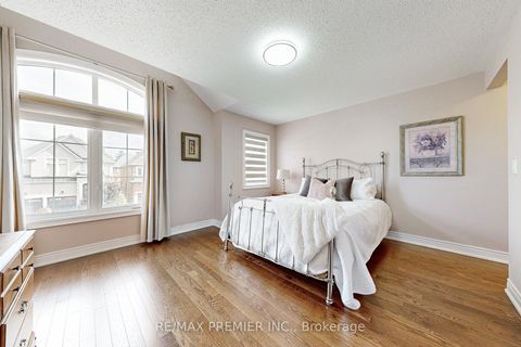 Photo 32 at 28 Rivoli Drive, Vellore Village, Vaughan