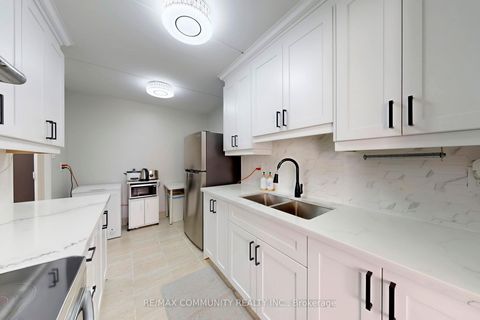 Photo 14 at 213 - 2 Glamorgan Avenue N, Dorset Park, Toronto