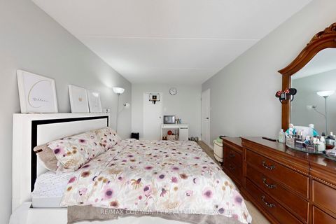 Photo 25 at 213 - 2 Glamorgan Avenue N, Dorset Park, Toronto