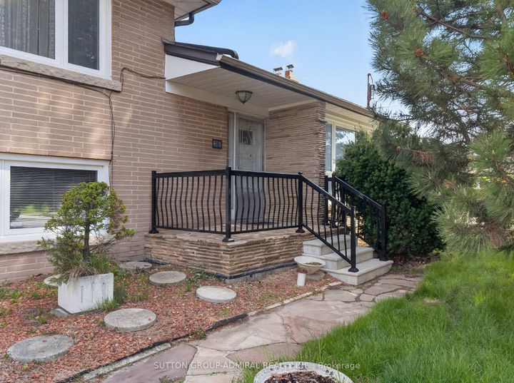 Photo 3 at 30 Foxwarren Drive, Bayview Village, Toronto