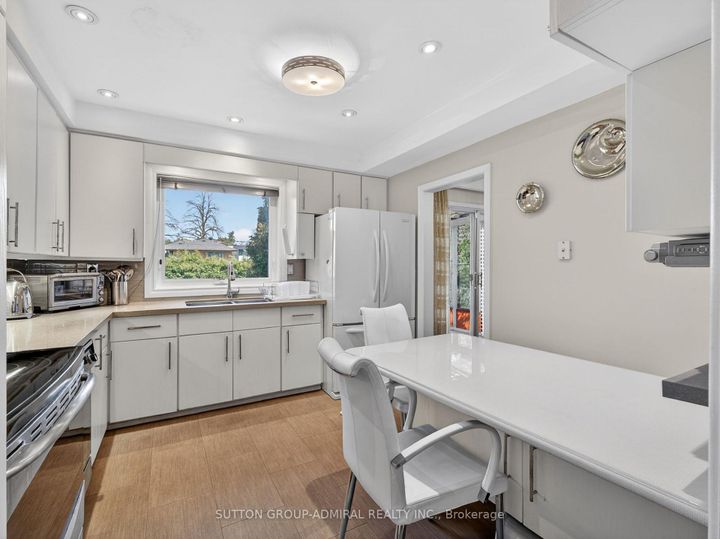 Photo 13 at 30 Foxwarren Drive, Bayview Village, Toronto