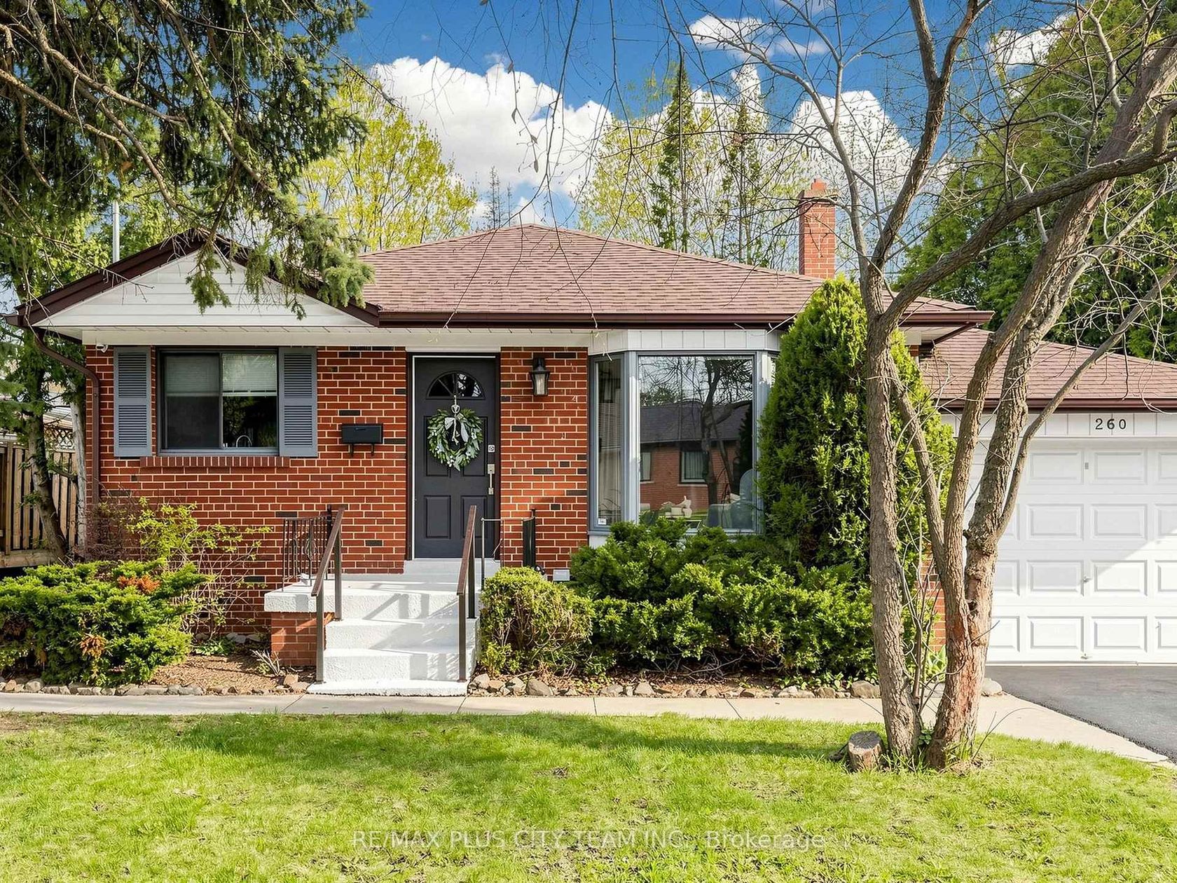 260 Renforth Drive, Markland Wood, Toronto photo number 2