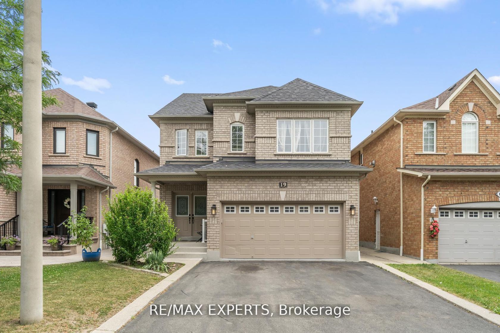 19 Maximillian Street, Vellore Village, Vaughan photo 2