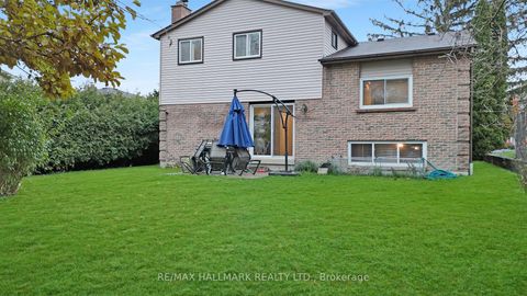 Photo 1 at 22 Avondale Crescent, Aurora Village, Aurora