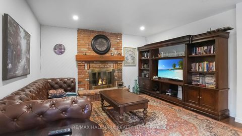 Photo 7 at 22 Avondale Crescent, Aurora Village, Aurora