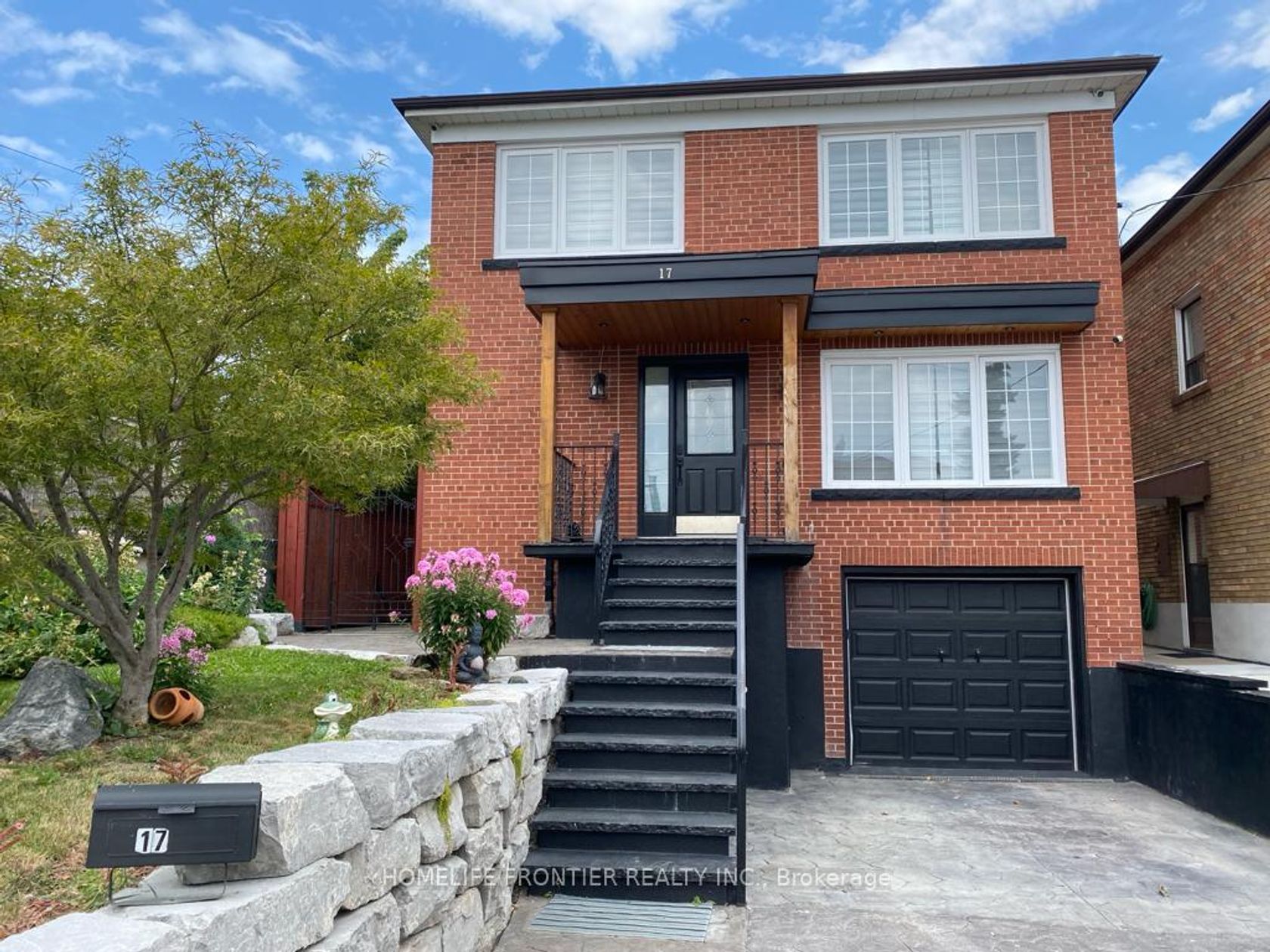 17 BERTRAM Street W, Greenbrook, Toronto photo 2