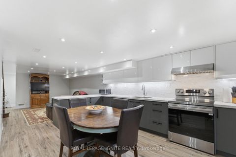 Photo 14 at 10 Cayuga Avenue, Smythe, Toronto