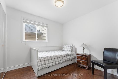 Photo 17 at 10 Cayuga Avenue, Smythe, Toronto