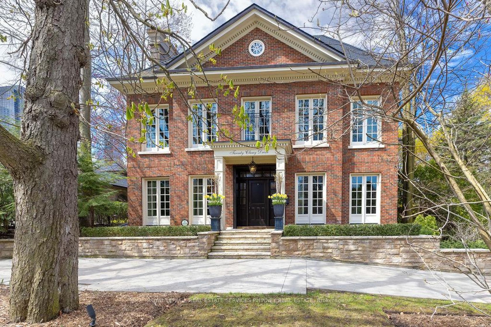20 Cluny Drive, Moore Park, Toronto photo number 2