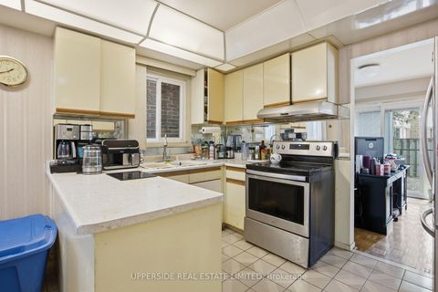 Photo 9 at 691 York Hill Boulevard, Yorkhill, Vaughan