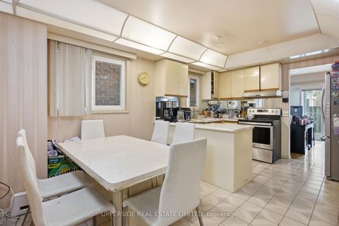 Photo 11 at 691 York Hill Boulevard, Yorkhill, Vaughan