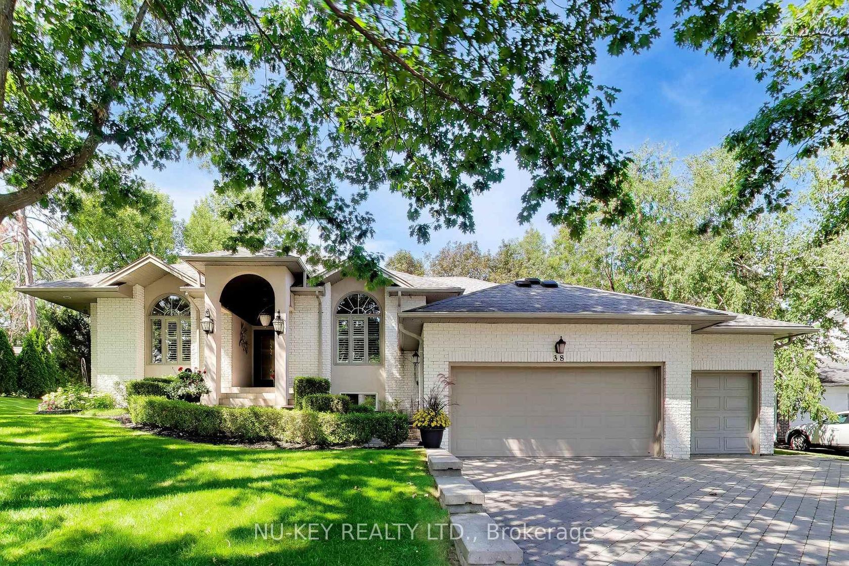 38 CASTLE Drive, Sunnidale, Barrie photo number 2