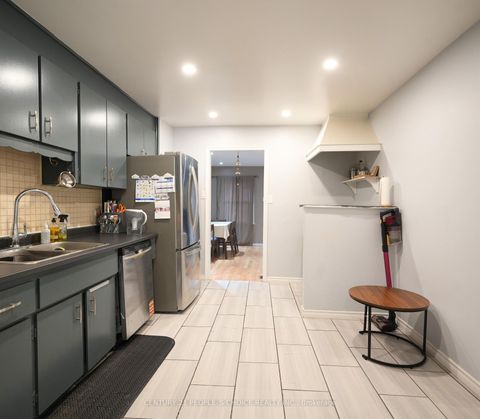 Photo 2 at 150 Spears Street, Smythe, Toronto