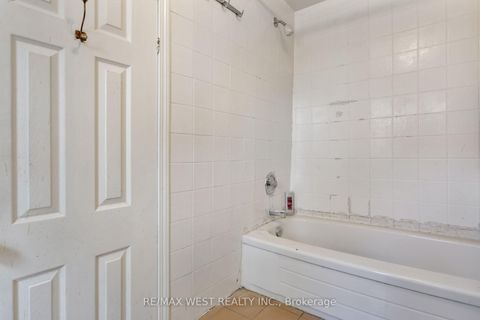 Photo 15 at 39 Noble Street, Roncesvalles, Toronto