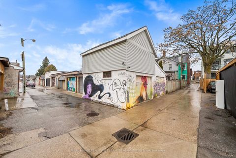 Photo 16 at 11 Foxley Street, Bellwoods, Toronto