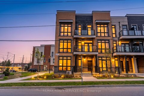 Photo 0 at 5 - 1 Bond Crescent, Oak Ridges, Richmond Hill