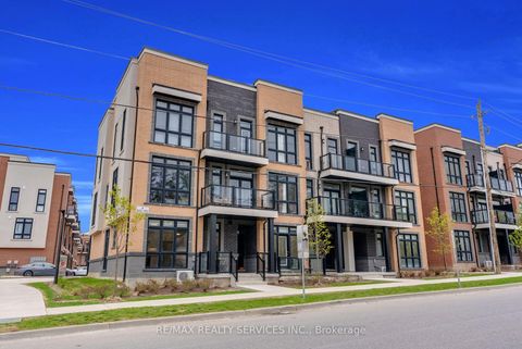 Photo 1 at 5 - 1 Bond Crescent, Oak Ridges, Richmond Hill