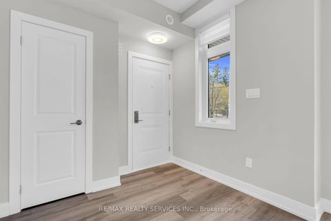 Photo 10 at 5 - 1 Bond Crescent, Oak Ridges, Richmond Hill