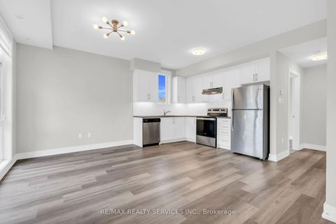 Photo 11 at 5 - 1 Bond Crescent, Oak Ridges, Richmond Hill