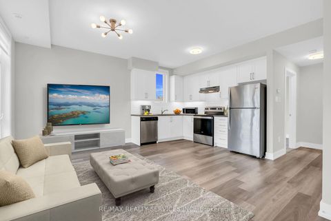 Photo 12 at 5 - 1 Bond Crescent, Oak Ridges, Richmond Hill