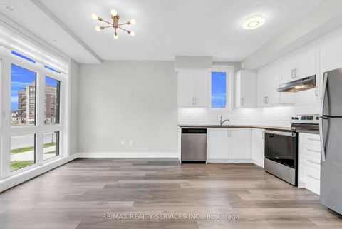 Photo 13 at 5 - 1 Bond Crescent, Oak Ridges, Richmond Hill