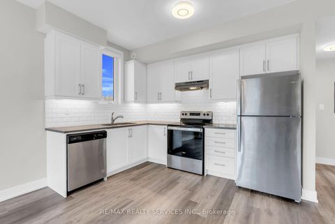 Photo 18 at 5 - 1 Bond Crescent, Oak Ridges, Richmond Hill